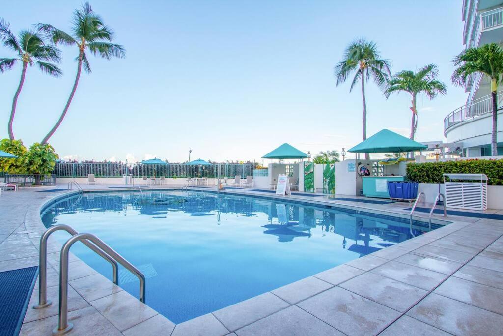 Resort Life At A Low Price- Ilikai Hotel Гонолулу Екстер'єр фото